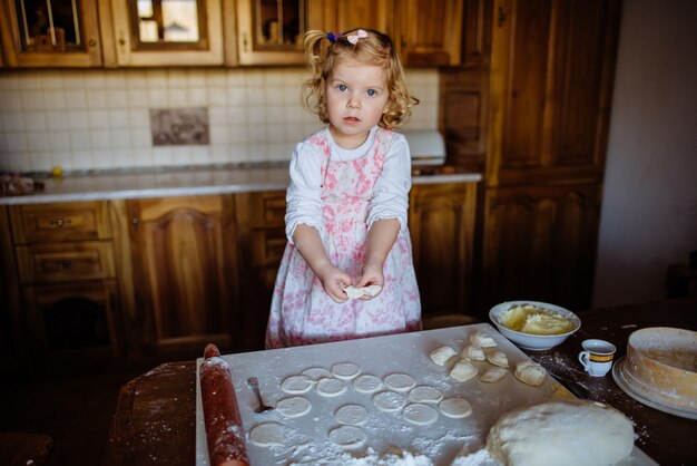 Criança preparando massa