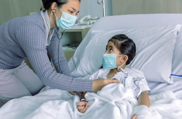 Criança que amamenta em situação de gripe pandêmica de doença de gripe