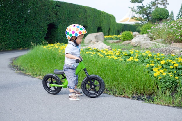 Criança que livra a bicicleta do equilíbrio