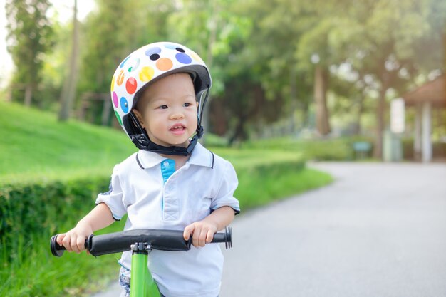 Criança que livra a bicicleta do equilíbrio