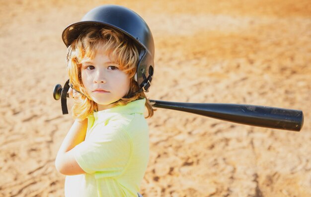 Criança rebatendo prestes a rebater um campo durante um jogo de beisebol infantil beisebol pronta para rebater