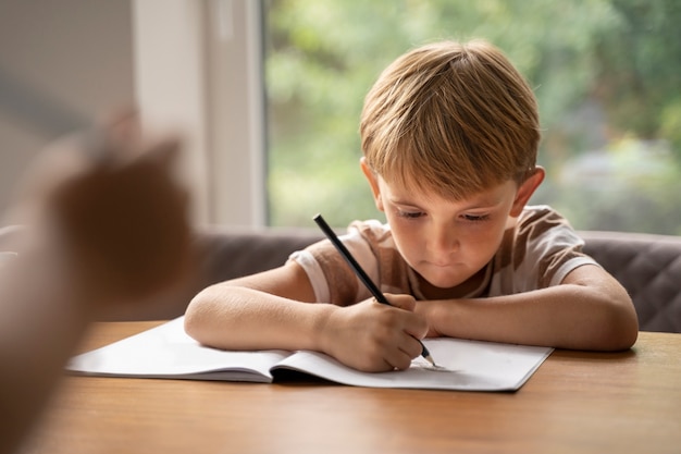 Foto criança recebendo educação em casa