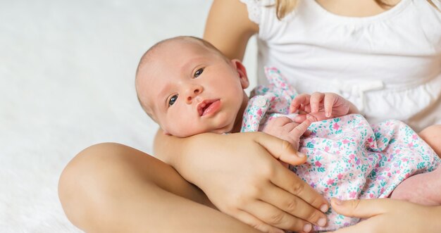 Criança recém-nascida com irmã mais velha