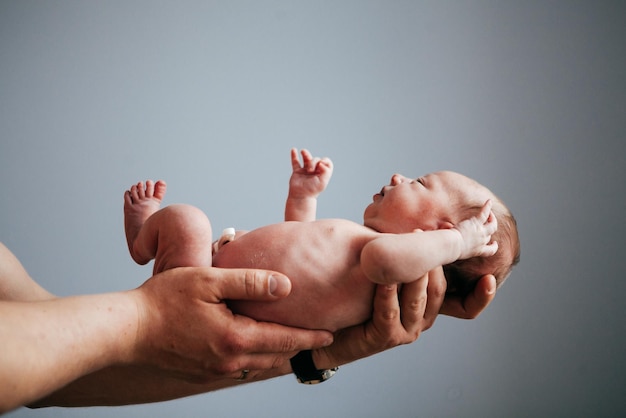 Foto criança recém-nascida nas mãos de seu pai