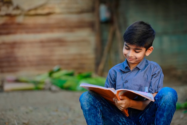 Criança rural indiana, lendo um livro