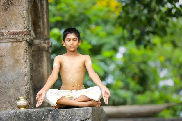 Criança sacerdote indiana meditando