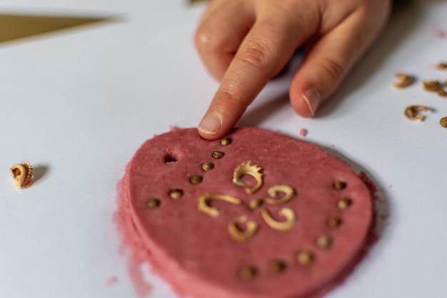 Criança se divertindo modelando massa salgada atividade autêntica com cor rosa natural suco de beterraba desenvolvimento de habilidades motoras finas