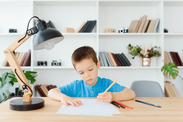 Criança se preparando para a escola em casa