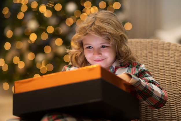 Criança se preparando para as férias de natal e ano novo