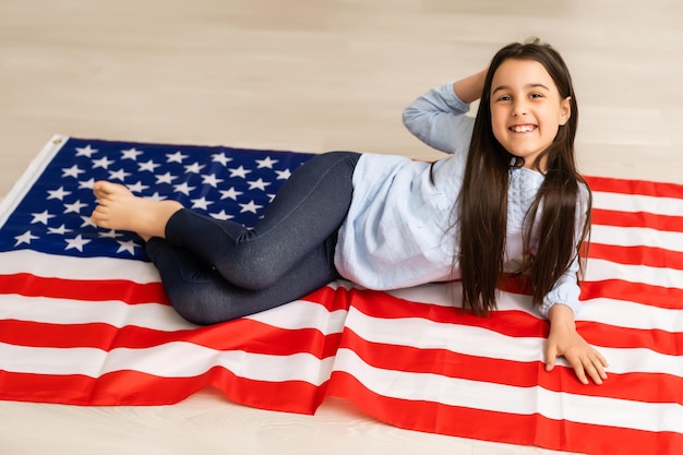 criança segura uma bandeira da América, EUA.