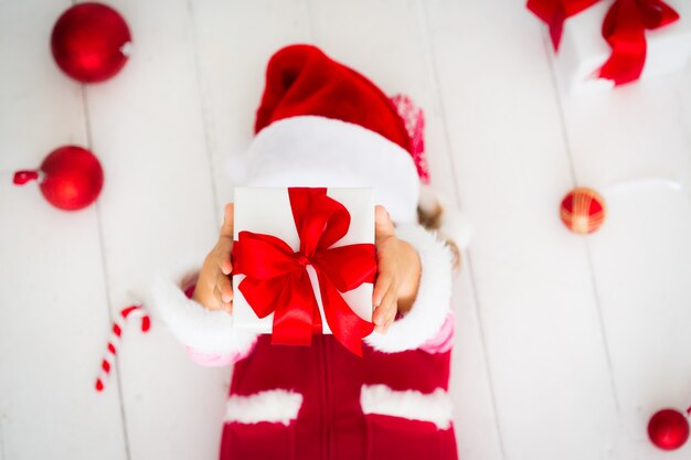 Criança segurando o presente de natal. conceito de férias de natal