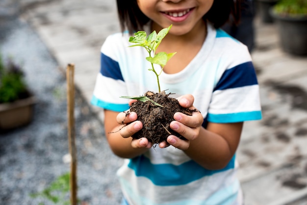 Criança, segurando, plantas