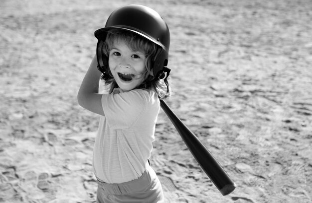 Criança segurando um pitcher de taco de beisebol Criança prestes a jogar beisebol juvenil