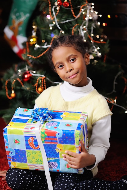 Criança segurando um presente de Natal