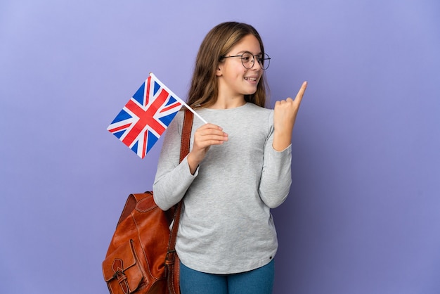 Criança segurando uma bandeira do Reino Unido sobre um fundo isolado com a intenção de descobrir a solução enquanto levanta um dedo