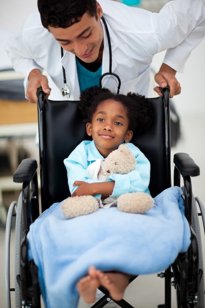 Criança sendo cuidada por um médico