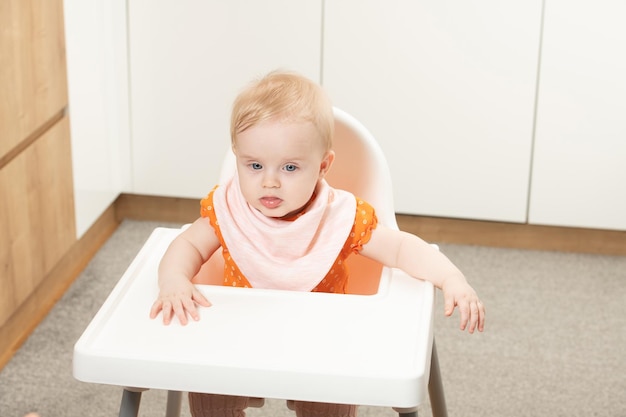 Criança sentada à mesa vazia