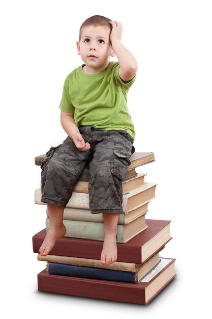 criança sentada em livros