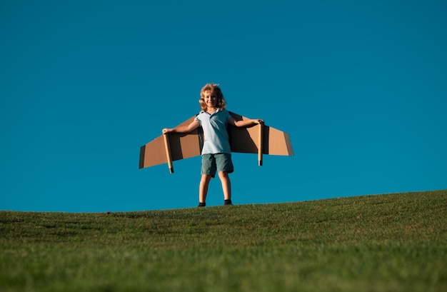 Criança sonha e viaja Criança com brinquedo de avião ao ar livre Criança feliz brincando com avião de brinquedo