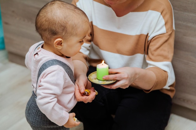 Foto criança soprando vela