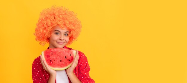 Criança sorridente com cabelo laranja segura fatia de melancia deliciosa melancia suculenta Retrato de menina de verão com pôster horizontal de melancia Cabeçalho de banner com espaço de cópia