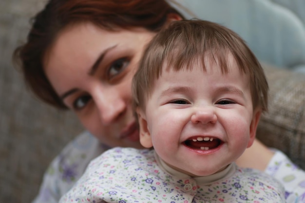 Criança sorriso mãe bebê