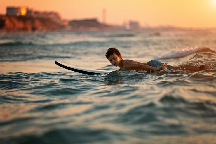 Foto criança surfando na praia tropical