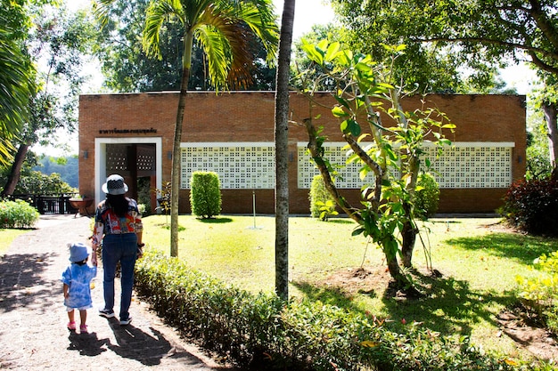 Criança tailandesa bonita crianças menino e pai viagem em família visitar a antiga ruína Muang Sing castelo de arenito de Prasat Mueang Sing Parque Histórico em Sai Yok em 21 de novembro de 2023 em Kanchanaburi Tailândia