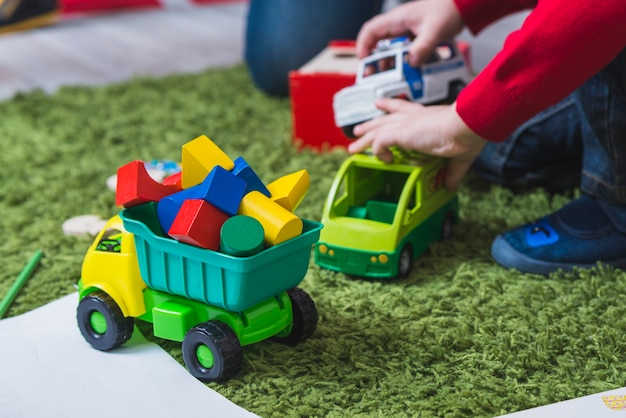 Criança, tocando, com, carros brinquedo