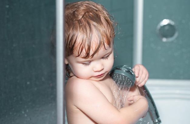 Foto criança tomando banho na casa de banho feliz bebê engraçado tomando banho no banho