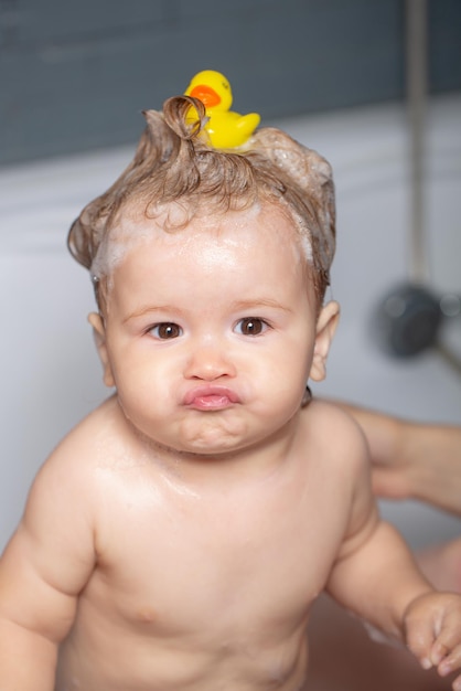 Criança tomando banho no banheiro engraçado bebê tomando banho retrato de criança divertida tomando banho na banheira com espuma