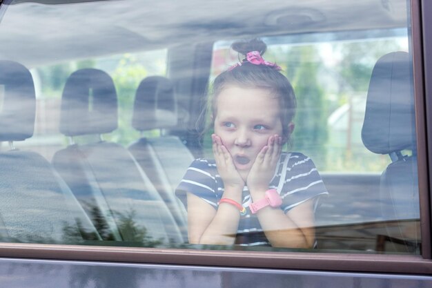 Foto criança trancada no carro