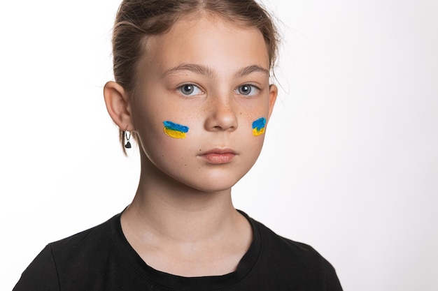 Criança triste com uma bandeira azul e amarela no rosto Pare a guerra Ucrânia