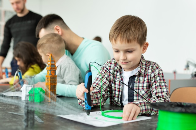 Criança usando caneta de impressão 3D. Menino fazendo novo item. Criativo, tecnologia, lazer, conceito de educação