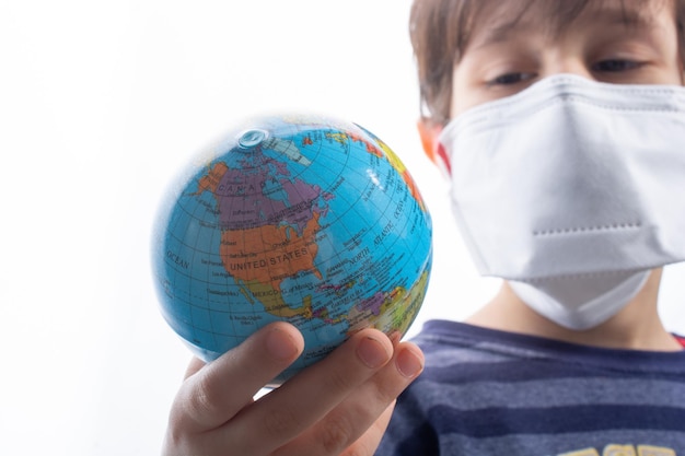 Criança usando máscara facial segurando surto de gripe do vírus corona globo