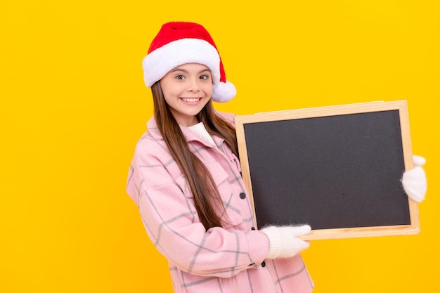 Criança vestindo roupas quentes de volta à escola feliz ano novo feliz natal