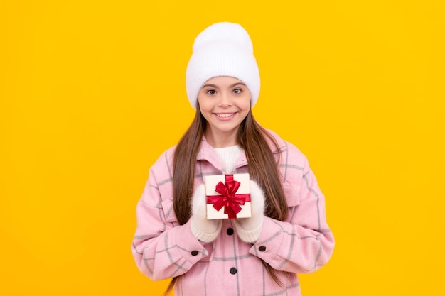 Criança vestindo roupas quentes dia de boxe feliz ano novo feliz natal