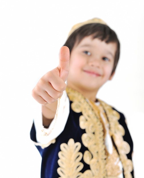 Criança vestindo roupas tradicionais europeias com polegares acima