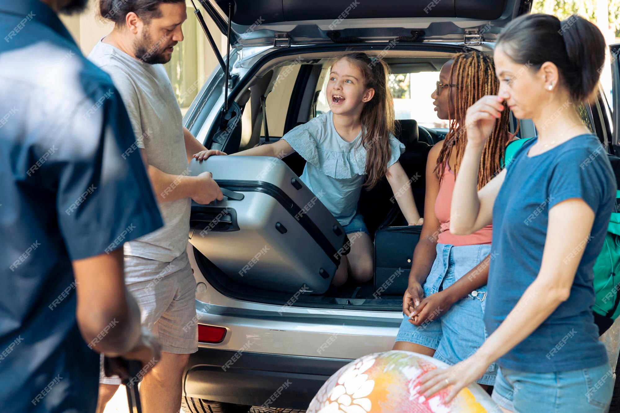 Retrato Em Família Cheia Com Crianças Pequenas Coloca Malas De Bagagem No  Carro Sorrindo Juntos Antes Da Viagem Imagem de Stock - Imagem de grande,  cuidado: 209416853