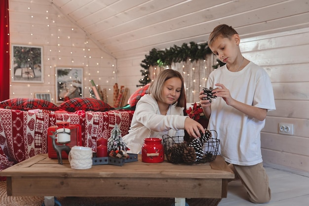 Crianças a decorar a árvore de Natal, feliz Natal e feriados de ano novo. Família, férias de inverno e conceito de pessoas, família amorosa de retrato close-up.