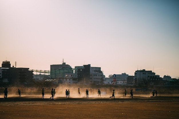 Crianças a jogar futebol ao ar livre
