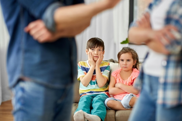 Foto crianças a ver os pais a brigar em casa.