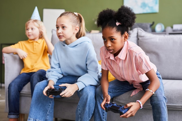 Crianças adolescentes jogando videogame em casa e se divertindo dentro de casa copiam o espaço