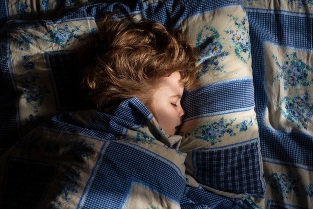 Crianças adoráveis dormindo na cama em casa Sono tranquilo Crianças confortáveis com sono de manhã