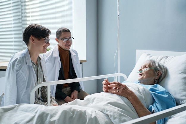 Crianças adultas visitando a mãe no hospital