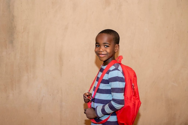 crianças africanas com mochila indo para a escola. de volta ao conceito de escola