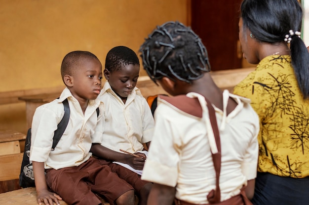 Crianças africanas dando uma aula na escola