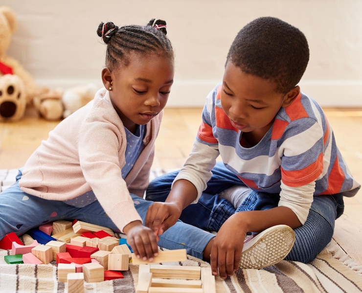 Foto crianças africanas educação e blocos de construção com menina brincando no chão da sala de estar com menino crianças crescimento e brinquedos para o desenvolvimento da criança com irmã e irmão em casa lounge para diversão