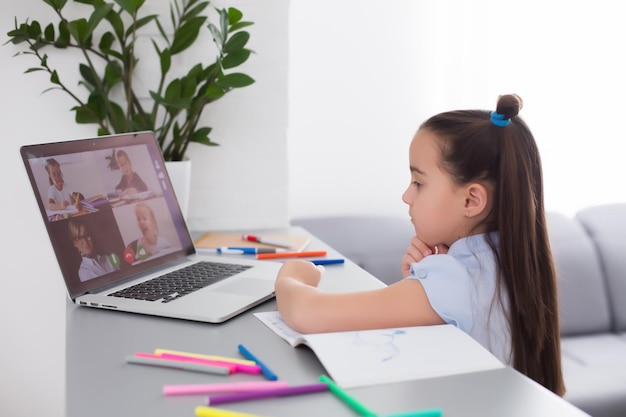 crianças alegremente fofas animadas usando trabalhos escolares de aprendizagem de computador. criança gosta de e-learning nas férias em casa.