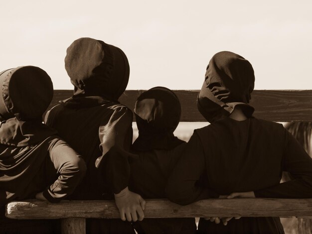 Foto crianças amish na fazenda.